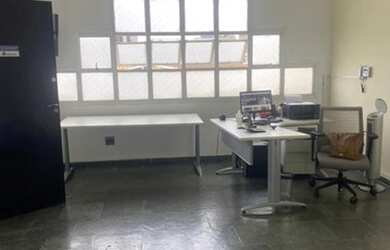 Imagem: O depósito possui 2 Vagas na garagem, 210m² de Área e está