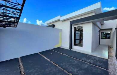 Imagem: A casa possui 3 Dormitórios, 2 Banheiros, 2 Vagas na garagem