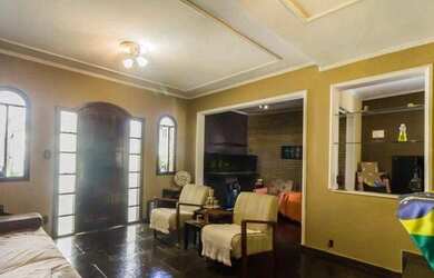 Imagem: A casa possui 4 Dormitórios, 2 Banheiros, 2 Vagas na garagem