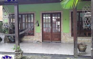 Imagem: A casa possui 3 Dormitórios, 1 Banheiro, 2 Vagas na garagem