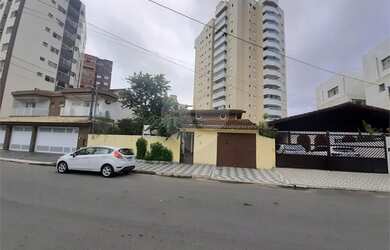 Imagem: A casa possui 5 Dormitórios, 3 Banheiros, 3 Vagas na garagem