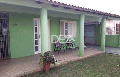 Imagem: A casa possui 4 Dormitórios, 2 Banheiros, 2 Vagas na garagem