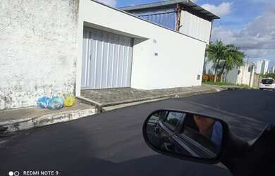 Imagem: A casa possui 4 Dormitórios, 1 Banheiro, 4 Vagas na garagem