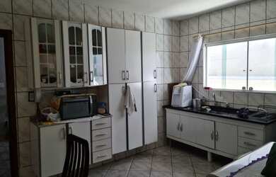 Imagem: A casa possui 2 Dormitórios, 3 Banheiros, 2 Vagas na garagem