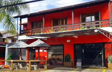 Imagem: A casa possui 4 Dormitórios, 4 Banheiros, 3 Vagas na garagem