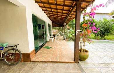 Imagem: A casa possui 4 Dormitórios, 4 Banheiros, 5 Vagas na garagem