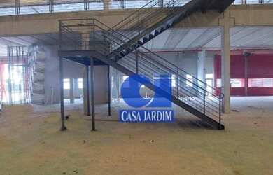 Imagem: O depósito possui 4 Vagas na garagem, 675m² de Área e está