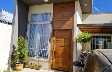 Imagem: A casa possui 3 Dormitórios, 2 Banheiros, 1 Vaga na garagem