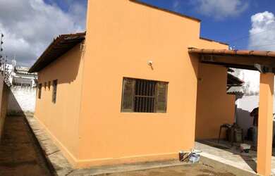 Imagem: A casa possui 3 Dormitórios, 2 Banheiros, 2 Vagas na garagem