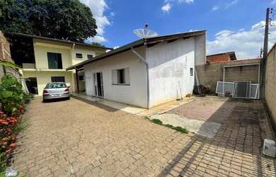 Imagem: A casa possui 3 Dormitórios, 4 Banheiros, 4 Vagas na garagem