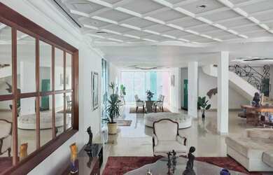 Imagem: A casa em condomínio possui 5 Dormitórios, 5 Banheiros e 763m²