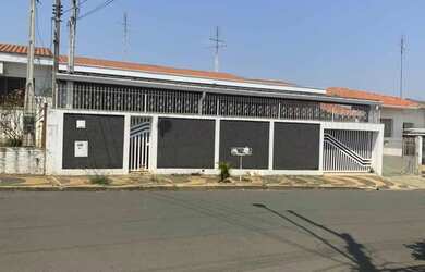 Imagem: A casa possui 4 Dormitórios, 2 Banheiros, 2 Vagas na garagem