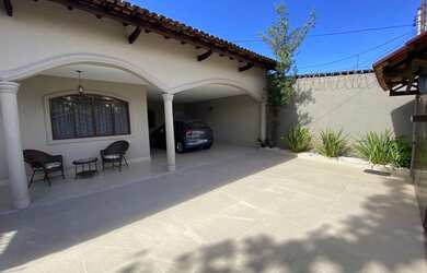 Imagem: A casa possui 3 Dormitórios, 1 Banheiro, 5 Vagas na garagem