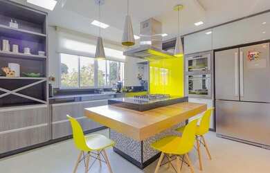 Imagem: O apartamento possui 4 Dormitórios, 2 Banheiros, 4 Vagas na