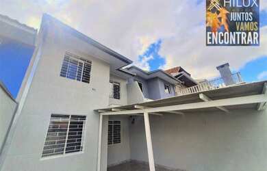 Imagem: A casa possui 3 Dormitórios, 1 Banheiro, 2 Vagas na garagem