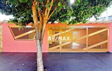 Imagem: A casa possui 4 Dormitórios, 3 Banheiros, 2 Vagas na garagem