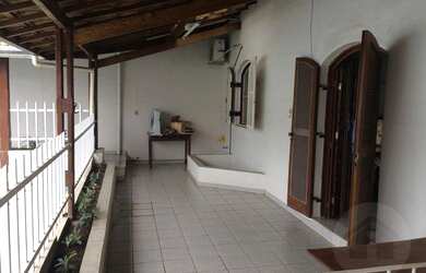 Imagem: A casa possui 4 Dormitórios, 2 Banheiros, 2 Vagas na garagem