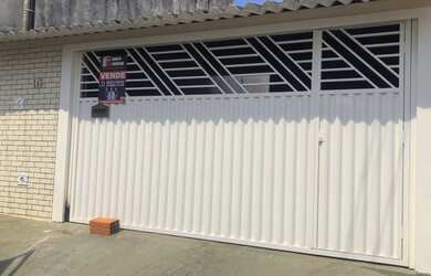 Imagem: A casa possui 2 Dormitórios, 2 Banheiros, 2 Vagas na garagem