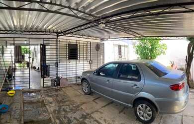 Imagem: A casa em condomínio possui 3 Dormitórios, 1 Banheiro, 2 Vagas