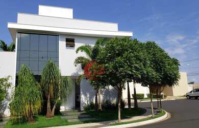 Imagem: A casa em condomínio possui 5 Dormitórios, 5 Banheiros, 333m²