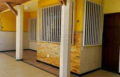 Imagem: A casa possui 4 Dormitórios, 1 Banheiro, 2 Vagas na garagem