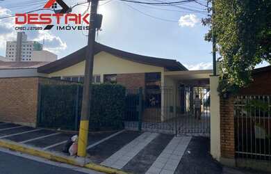 Imagem: A casa possui 3 Dormitórios, 3 Banheiros, 4 Vagas na garagem