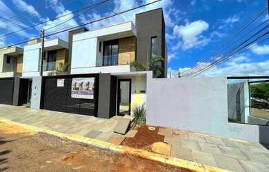 Imagem: A casa possui 3 Dormitórios, 3 Banheiros, 2 Vagas na garagem