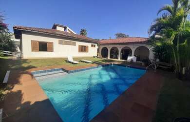 Imagem: A casa possui 4 Dormitórios, 5 Banheiros, 5 Vagas na garagem