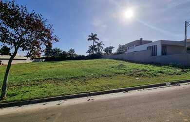 Imagem: O terreno possui 798m² de Área e está localizado em Porto