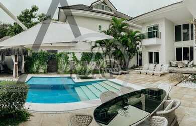 Imagem: A casa em condomínio possui 4 Dormitórios, 5 Banheiros, 5