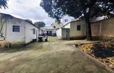 Imagem: A casa possui 3 Dormitórios, 1 Banheiro, 2 Vagas na garagem