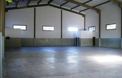 Imagem: O depósito possui 5 Vagas na garagem, 750m² de Área e está