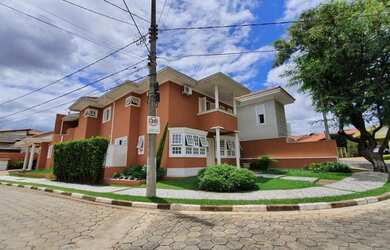 Imagem: A casa em condomínio possui 4 Dormitórios, 5 Banheiros, 4