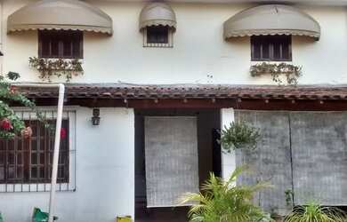 Imagem: A casa possui 3 Dormitórios, 2 Banheiros, 4 Vagas na garagem