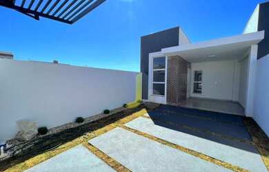 Imagem: A casa possui 2 Dormitórios, 2 Banheiros, 2 Vagas na garagem