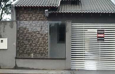 Imagem: A casa possui 3 Dormitórios, 2 Banheiros, 1 Vaga na garagem