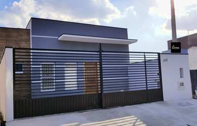 Imagem: A casa possui 3 Dormitórios, 2 Banheiros, 3 Vagas na garagem