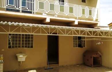 Imagem: A casa possui 3 Dormitórios, 2 Banheiros, 2 Vagas na garagem