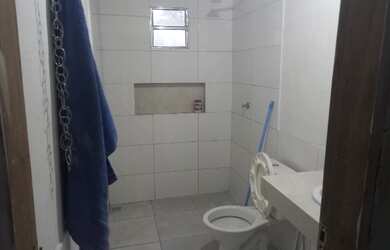 Imagem: A casa possui 1 Dormitório, 1 Banheiro, 1 Vaga na garagem