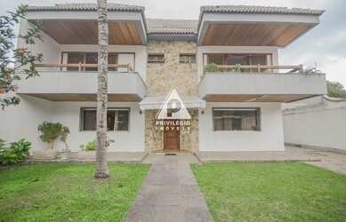 Imagem: A casa em condomínio possui 5 Dormitórios, 5 Banheiros, 2