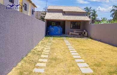 Imagem: A casa possui 2 Dormitórios, 1 Banheiro, 2 Vagas na garagem