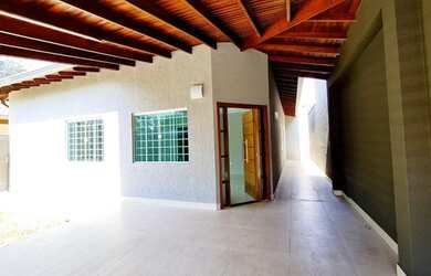 Imagem: A casa possui 3 Dormitórios, 3 Banheiros, 2 Vagas na garagem