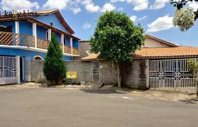 Imagem: A casa possui 4 Dormitórios, 3 Banheiros, 4 Vagas na garagem