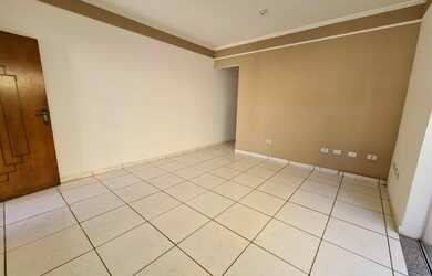 Imagem: A casa possui 4 Dormitórios, 1 Banheiro, 2 Vagas na garagem