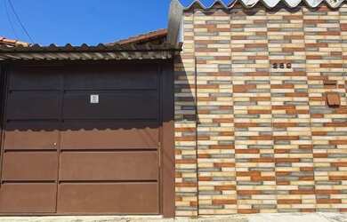 Imagem: A casa possui 3 Dormitórios, 1 Banheiro, 2 Vagas na garagem