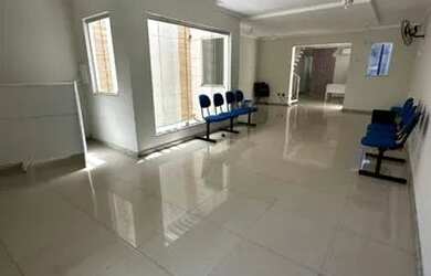 Imagem: A casa possui 1 Dormitório, 3 Banheiros, 2 Vagas na garagem