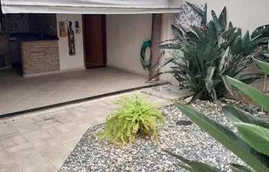 Imagem: A casa possui 3 Dormitórios, 4 Banheiros, 3 Vagas na garagem