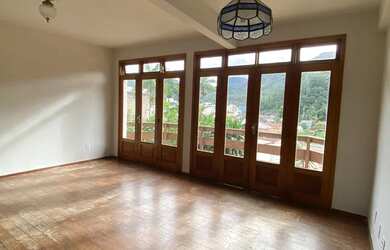 Imagem: A casa possui 5 Dormitórios, 5 Banheiros, 1 Vaga na garagem