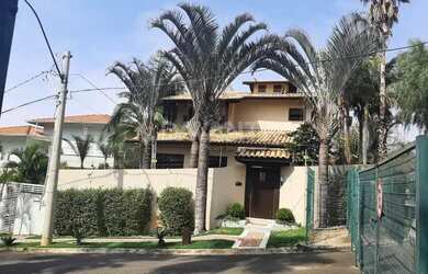 Imagem: A casa possui 3 Dormitórios, 4 Banheiros, 5 Vagas na garagem