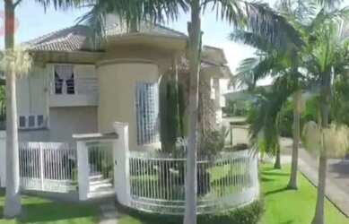 Imagem: A casa possui 4 Dormitórios, 4 Banheiros, 4 Vagas na garagem